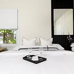 Lux Deco King Beds Near Uptown & Breweries
