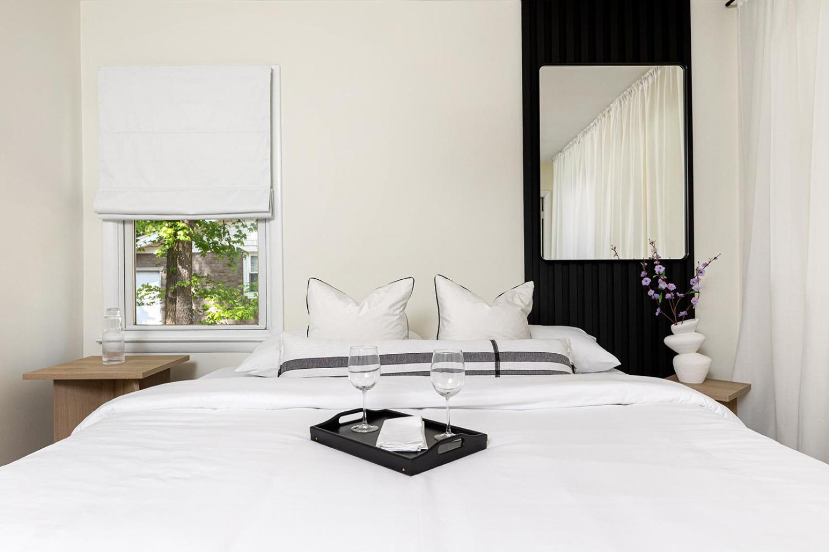 Lux Deco King Beds Near Uptown & Breweries