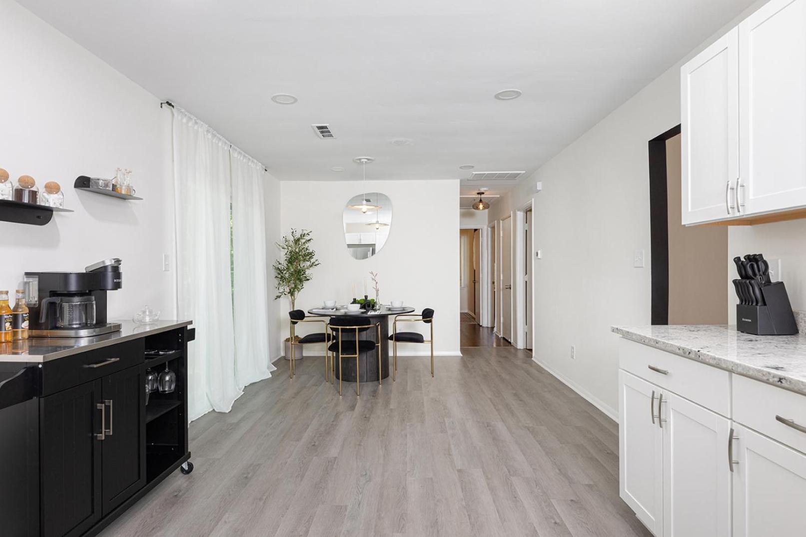 Lux Deco King Beds Near Uptown & Breweries *