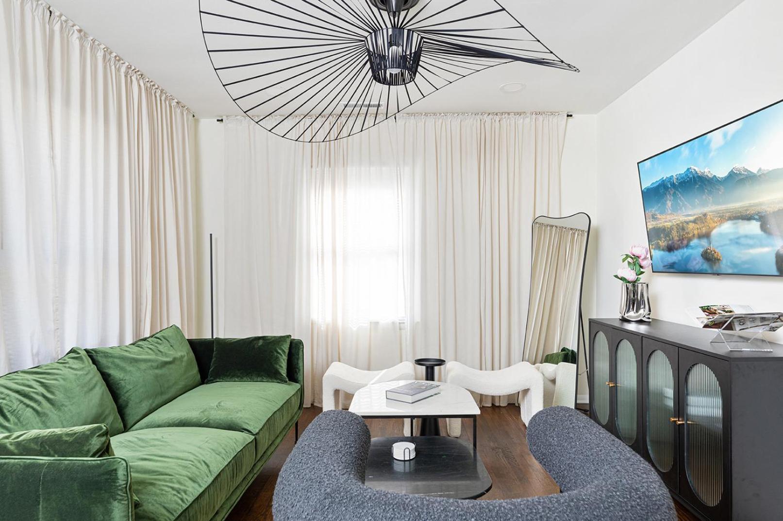 Lux Deco King Beds Near Uptown & Breweries