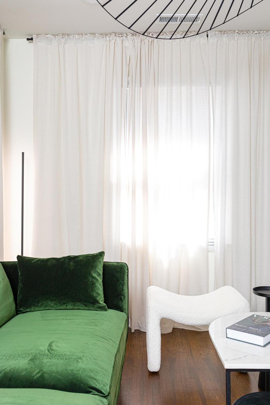 Lux Deco King Beds Near Uptown & Breweries Charlotte