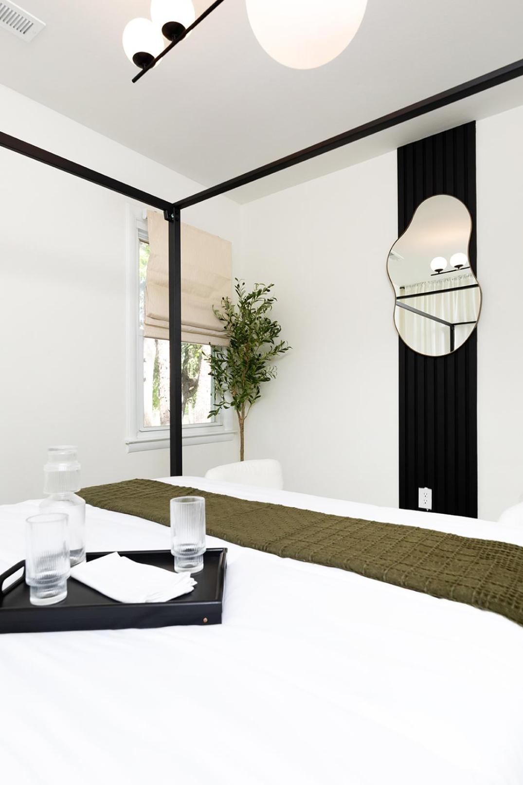 Lux Deco King Beds Near Uptown & Breweries *