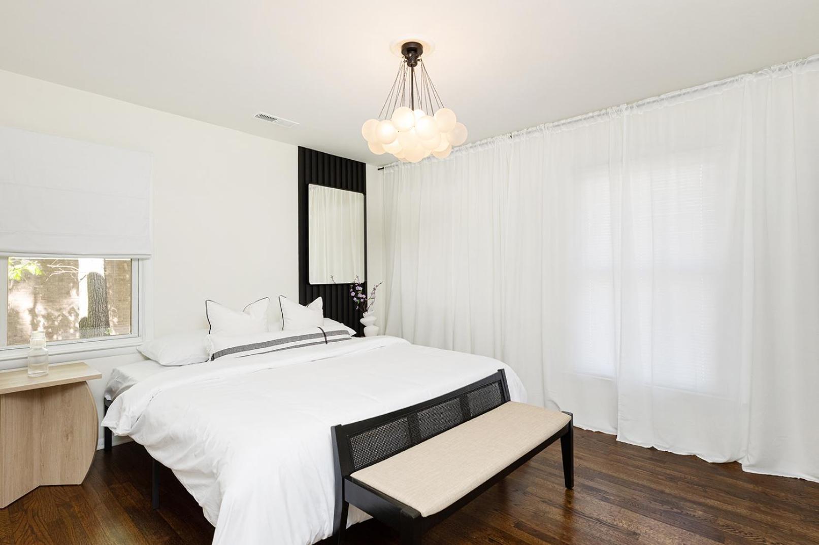 Lux Deco King Beds Near Uptown & Breweries *