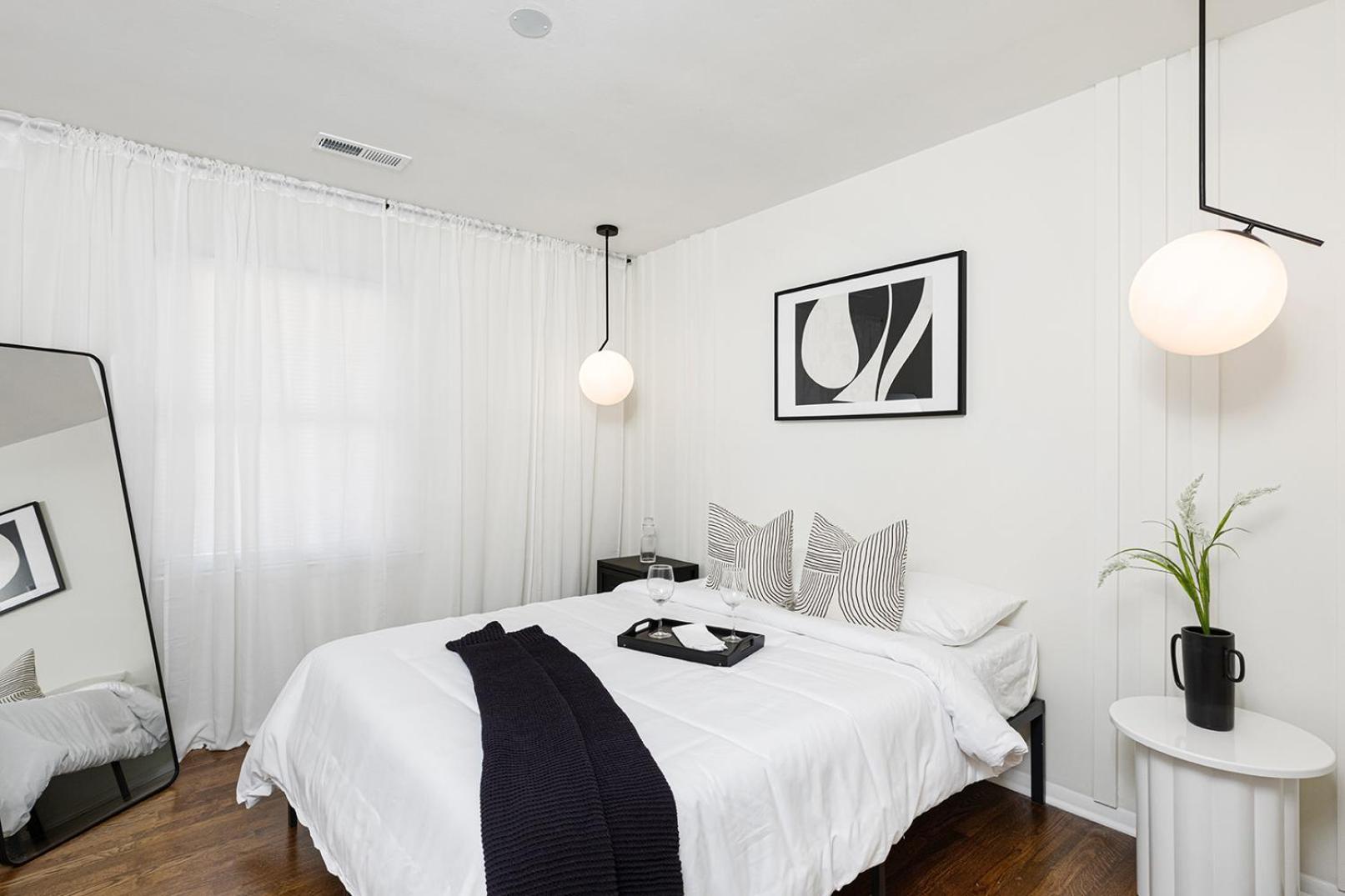 Lux Deco King Beds Near Uptown & Breweries Holiday home